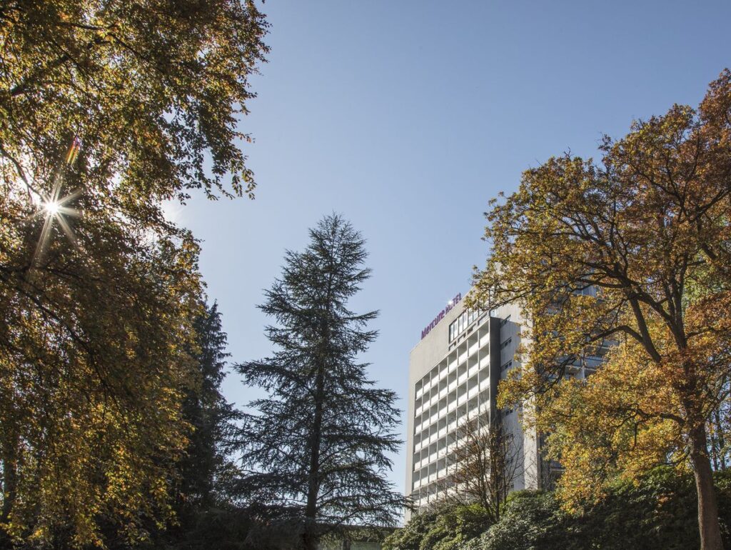Echte foto van Mercure Hotel Luedenscheid in een groene omgeving